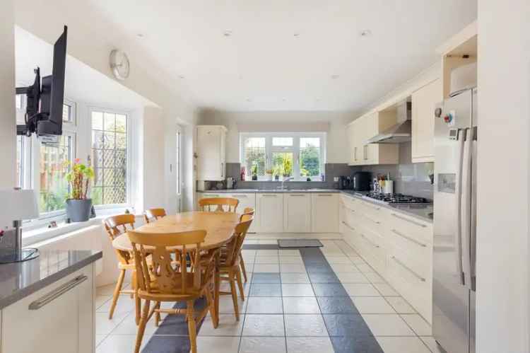 4 Bedroom Detached House for Sale in Newgate Street Village