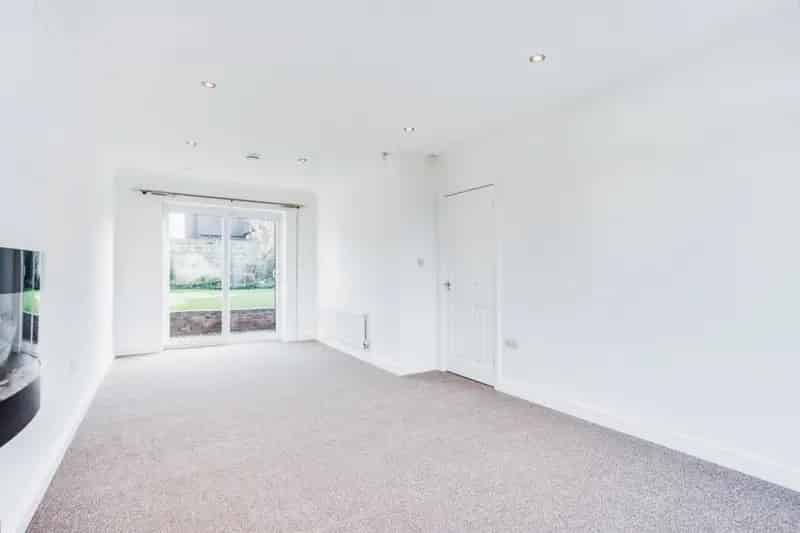 3 Bed House with Garage and Garden Near Amenities