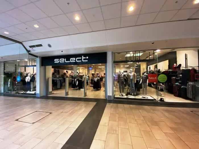 Retail Unit for Lease: High Footfall, Ample Parking