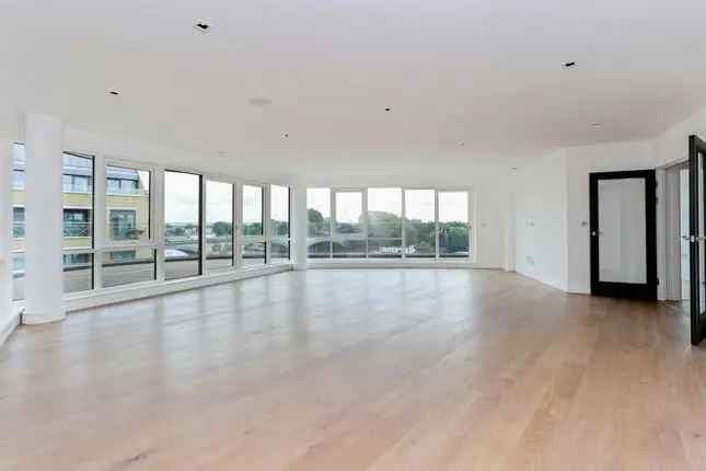 3 Bed Riverside Apartment Brentford TW8 - Panoramic Views & Secure Parking