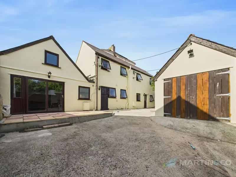4 Bedroom End of Terrace House with Annexe and Workshop