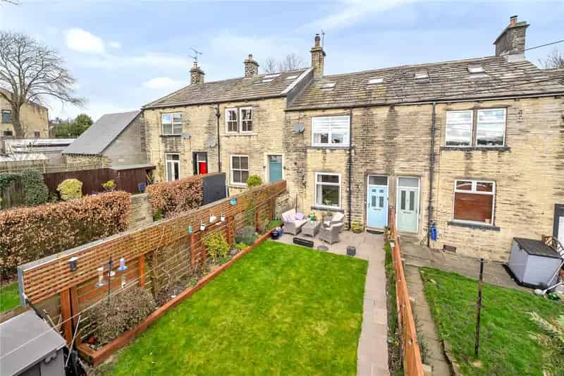 Farsley Stone Terrace House 2 Reception Rooms 2 Double Bedrooms 2 Loft Rooms