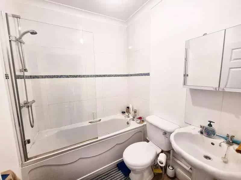 2 Bed Maisonette with Sea Views and Allocated Parking