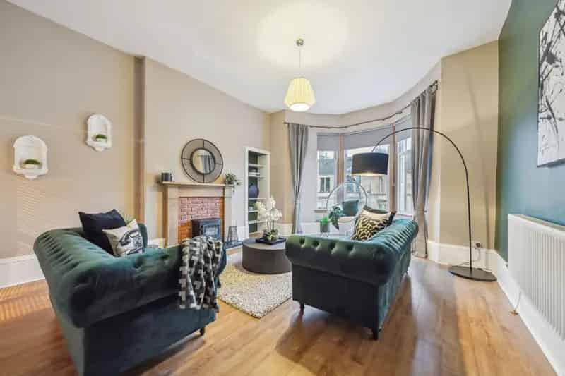 2 Bedroom Tenement Flat in Pollokshields Near Rail Station