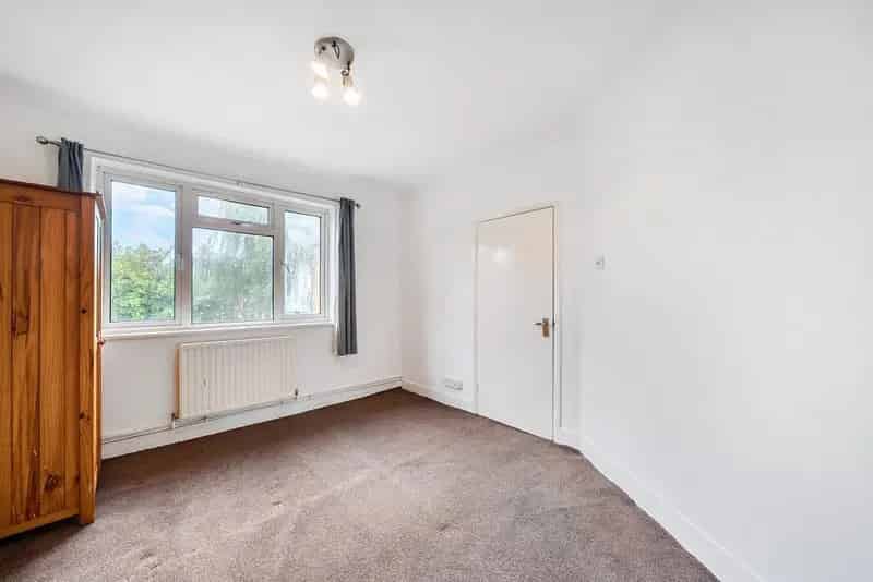Two Double Bedroom Apartment with Communal Garden and Share of Freehold