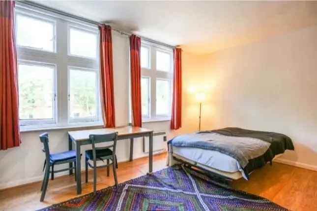 Detached house to rent in Chiswick High Road, London W4