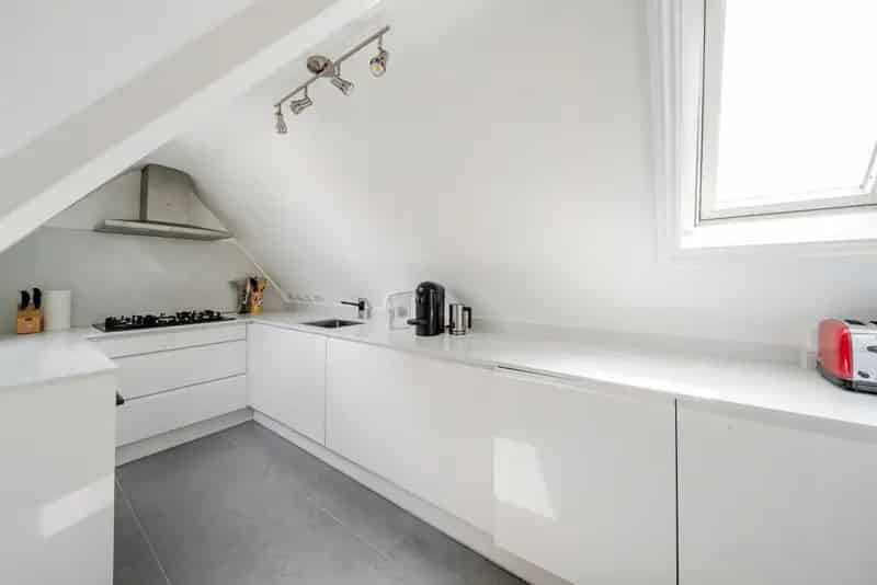 Spacious 2-Bedroom Apartment in Converted Period Building
