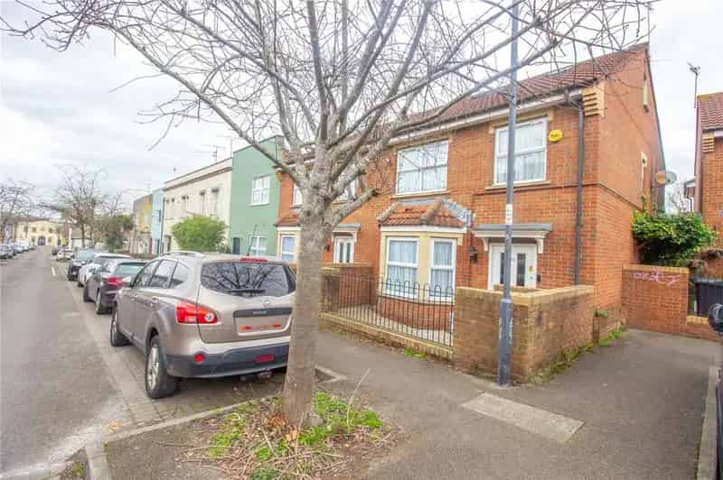 5 Bedroom End of Terrace House for Sale
