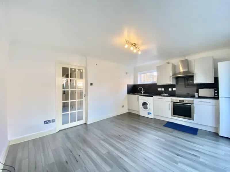 2 Bedroom Flat for Sale in Uxbridge Town Centre