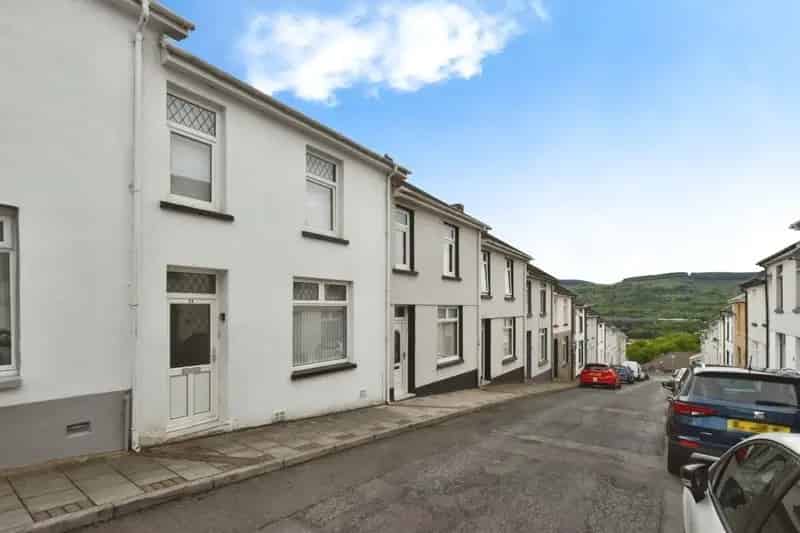 3 Bedroom Terraced House Near Transport Links and Amenities