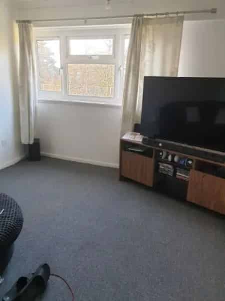 1 Bedroom Maisonette Near Schools and Shops