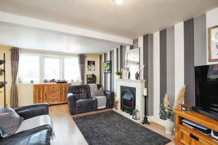 Extended 3-Bed Mid-Town House with Garden Room and Driveway