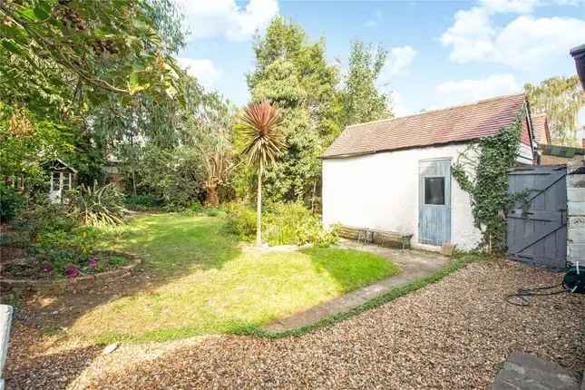 Detached House for Sale in London W4