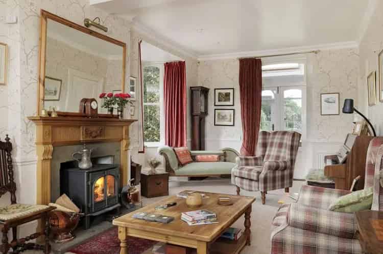6 Bedroom House for Sale