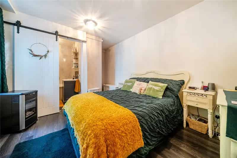 7-Bedroom House with 3 Living Spaces and Airbnb Potential