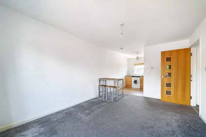 2 Bedroom Apartment To Let Near Town Centre