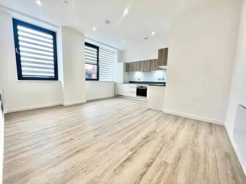 2 Bedroom Apartment Town Centre Train Station