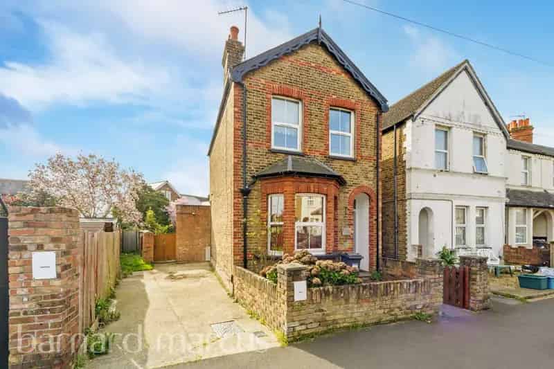 Three Four Bedroom Family Home Cromwell Road Feltham