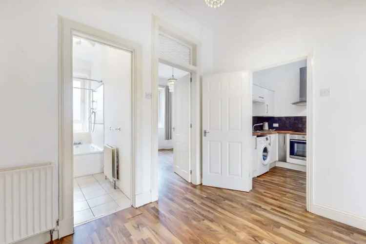 2 Bed Top Floor Flat in Shawlands Glasgow