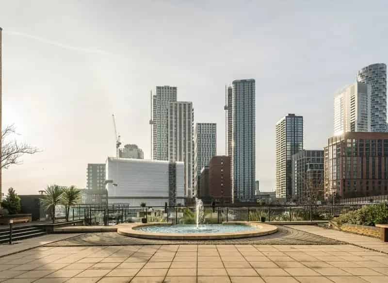 Canary Wharf One Bedroom Apartment with Balcony and Parking