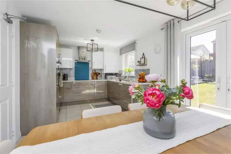 4 Bed Semi-Detached House with Private Garden