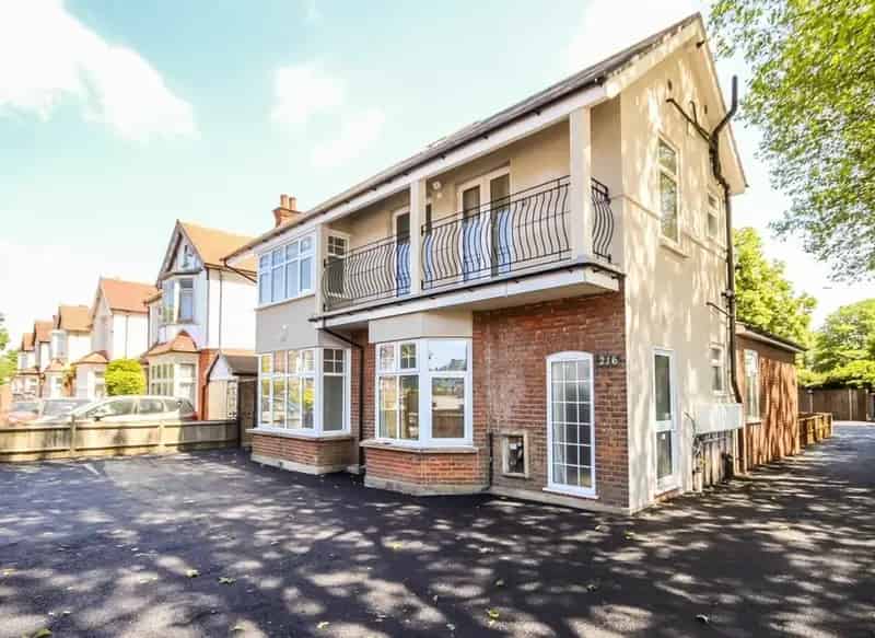 2-Bedroom Garden Flat near Twickenham Station