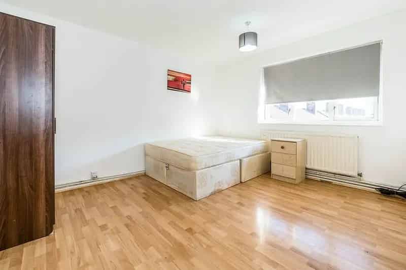 2 Bedroom Flat for Sale near Canning Town Station