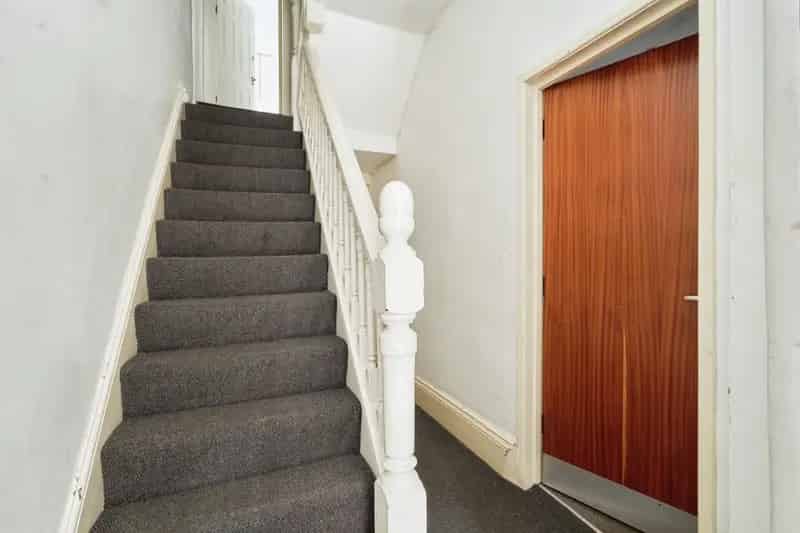 Six Bedroom Detached House with Two Bathrooms