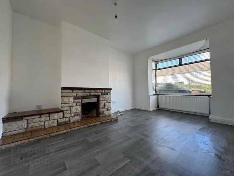 Immaculate 3 or 4 Bedroom Mid Terrace House Near Shops and Schools