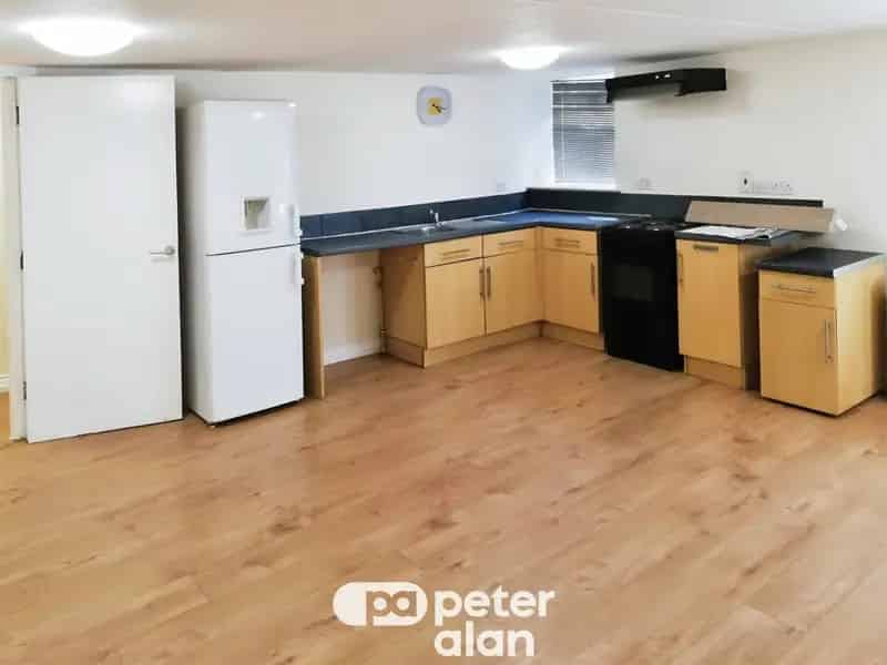 2 Bedroom Ground Floor Apartment Near Amenities