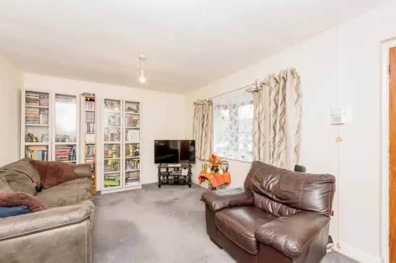 2 Bedroom Retirement Bungalow with Driveway and Garden