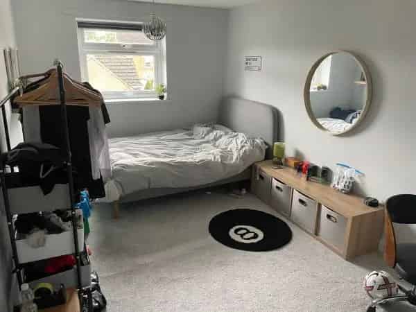 Modern 3-Bedroom Flat Near Town Centre