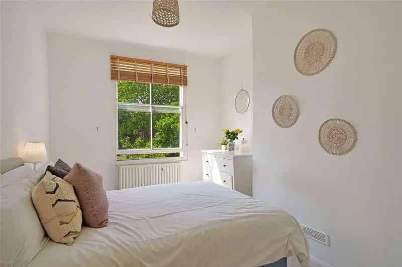 1 Bed Flat for Sale with Private Entrance and Open Plan Living
