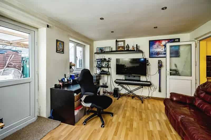 3 Bedroom Mid Terrace House with Driveway Parking