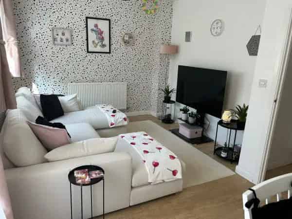 Large 2 Bed Semi Detached House Near Schools and Transport