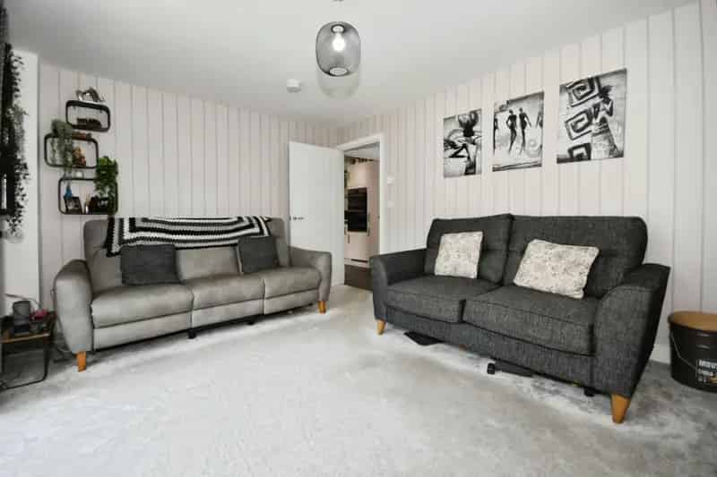 4 Bedroom Detached House For Sale Near M1 J29