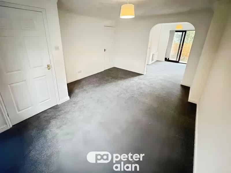 3 Bedroom Semi-Detached House Near Parks and Transport