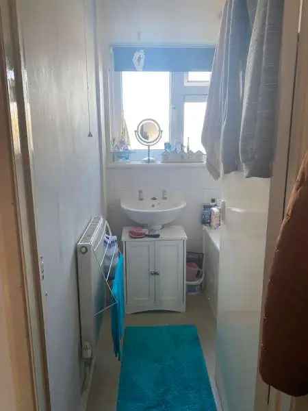 Flat For Rent in Adur, England