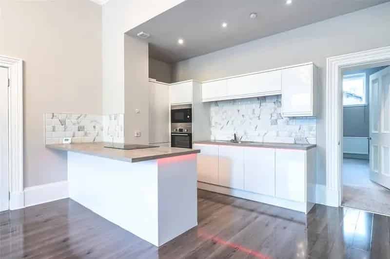 2 Bedroom West End Flat to Rent - Modern, Stylish, Private Garden
