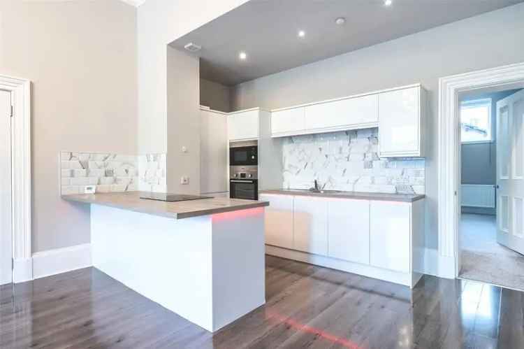 2 Bedroom West End Flat to Rent - Modern, Stylish, Private Garden