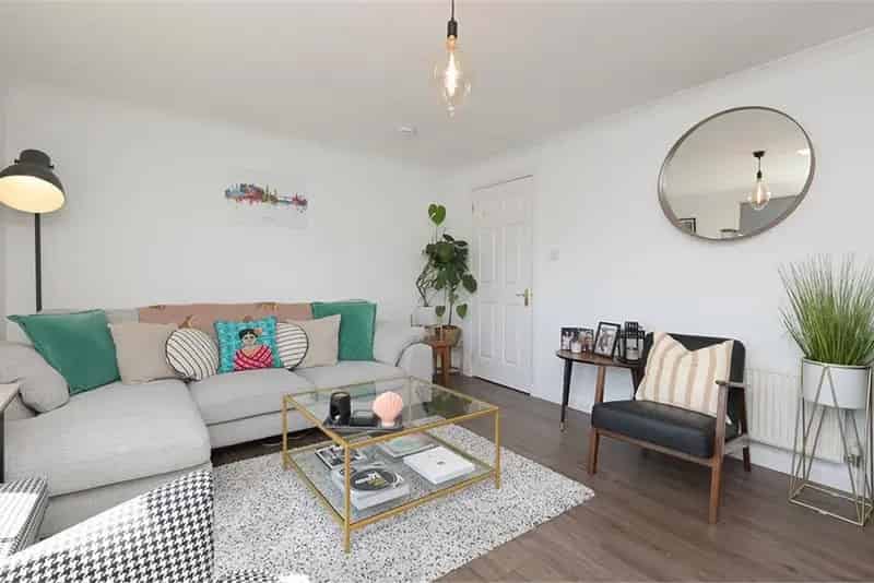 2 Bed Flat - Top Floor with 1 Reception Room