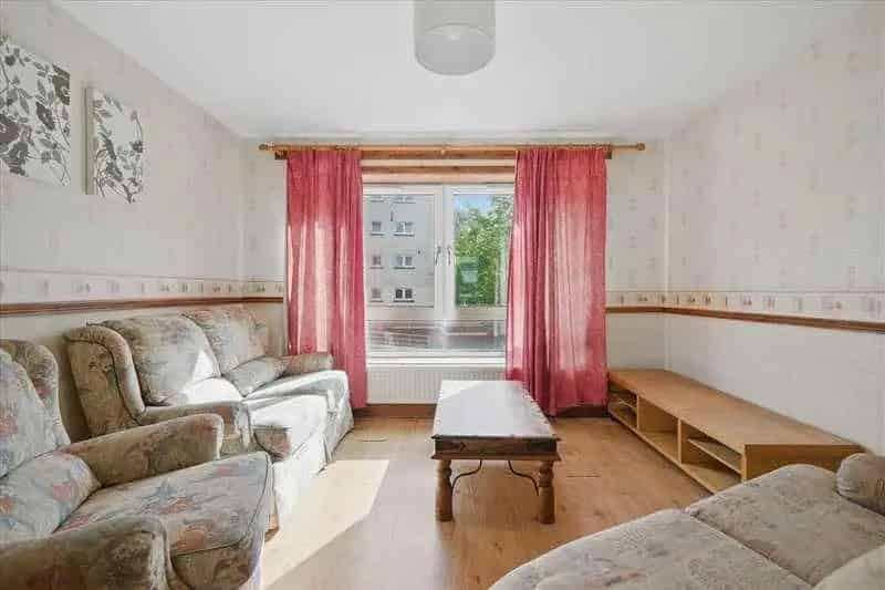 3 Bed Flat for Sale Requiring Modernisation