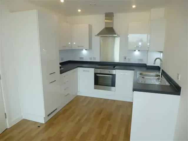 Luxury Central London Apartment  500+ Sqft Balcony Parking