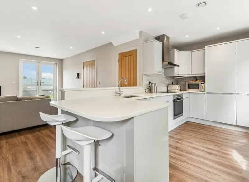 Modern 3 Double Bedroom Duplex Apartment Near Victoria Park