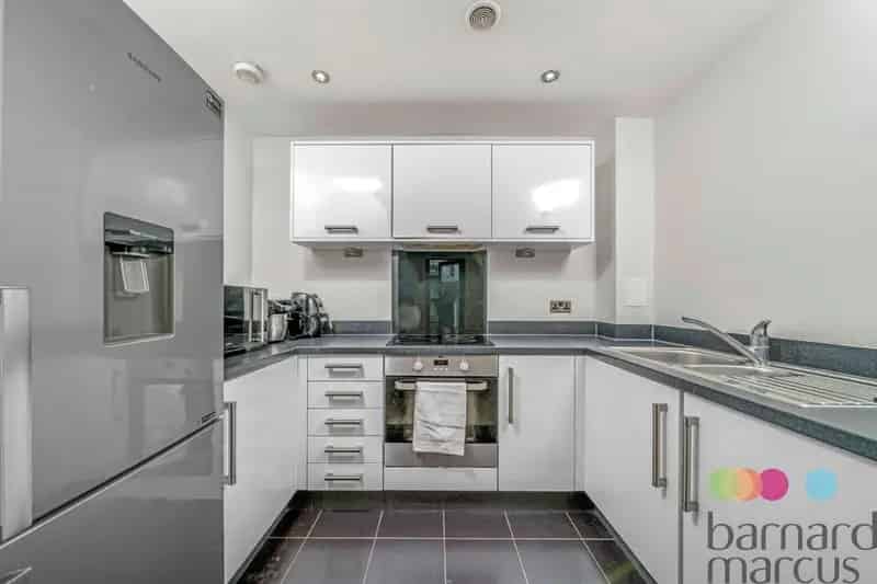 Spacious 2-Bedroom Flat in Colindale with Private Balcony