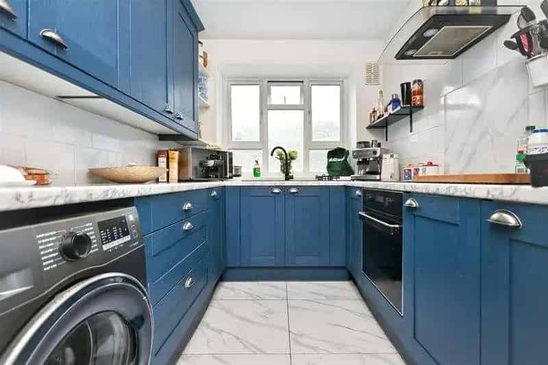 2 Bed Flat for Sale Near Town Centre and Station