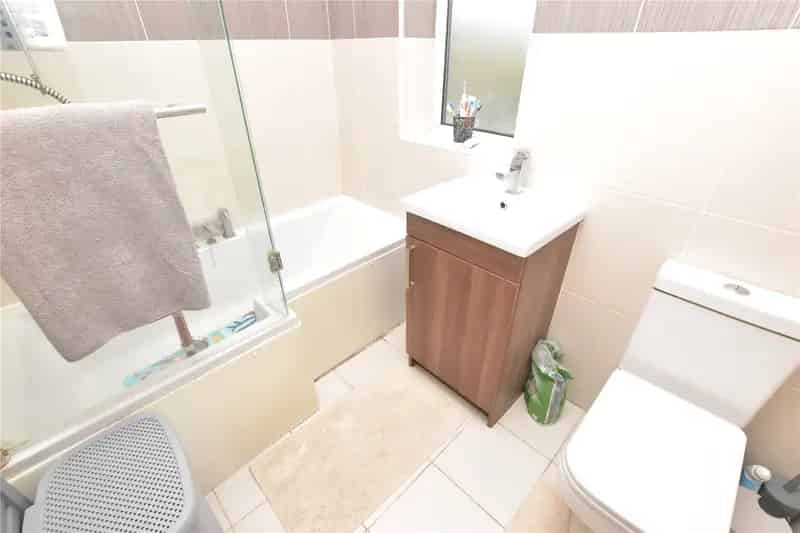 Four Bedroom Semi Detached House with Modern Decor and Large Garden