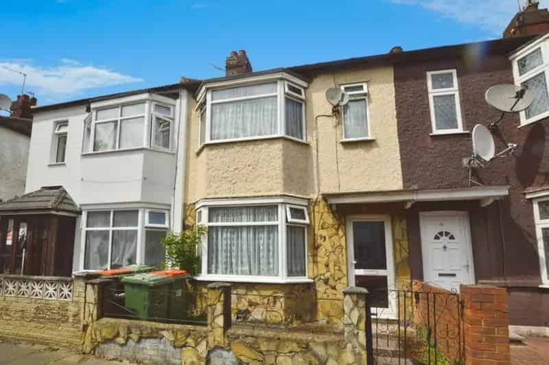 3 bedroom House
 For Sale 
Total Size: 905 SQ FT