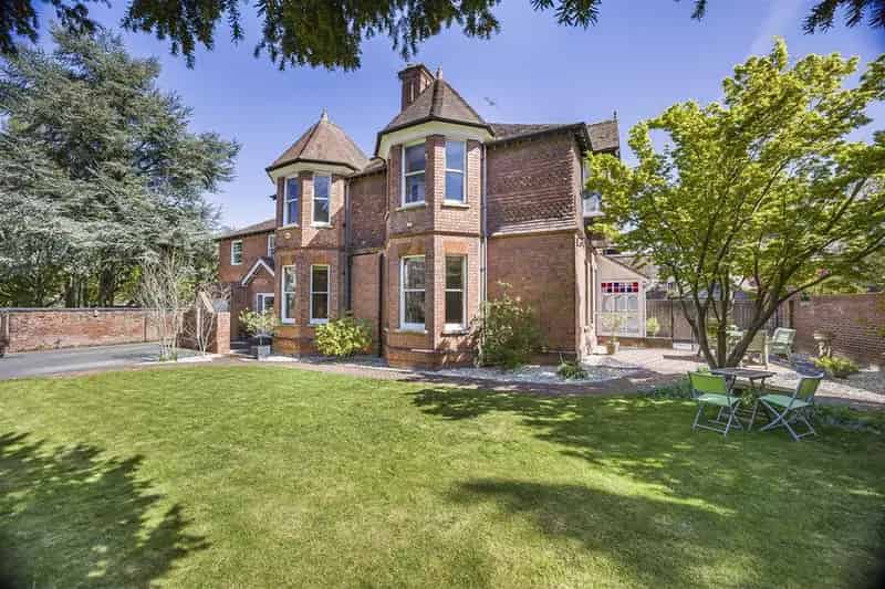 6 Bedroom Semi-Detached House for Sale