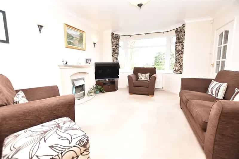 Spacious Family Home in Golden Triangle with Large Garden and Double Garage